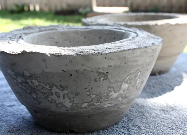 I wanted to make a DIY dog bowl holder, but all the tutorials I found were wood and required lots of tools. I wanted something I could do without any power tools, so I came up with these concrete dog bowl holders! They turned out pretty cool! Click through for a full video tutorial and photos of the process.